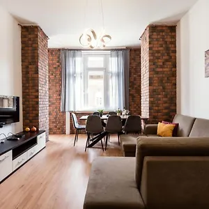 Jacuzzi And Privacy With 2 Balconies And Free Garage בודפשט