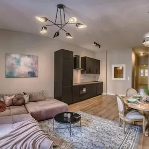 True Gem Downtown Next To Synagogue And Gozsdu Garden Area בודפשט